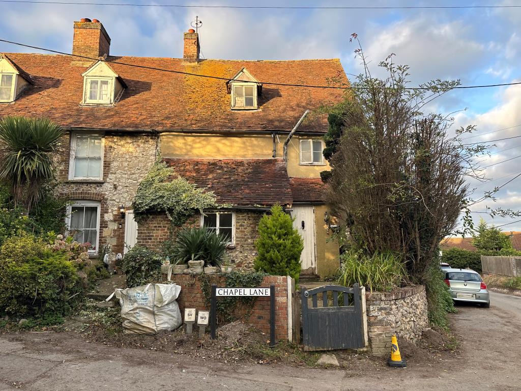 Lot: 22 - TWO-BEDROOM HOUSE FOR REFURBISHMENT - Terraced period cottage